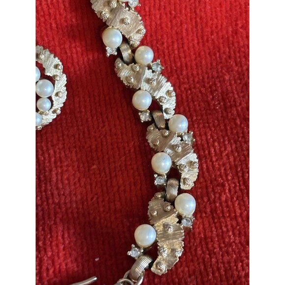Crown Trifari Heavy Gold Plated, Cubic Zirc, Pearl Necklace & Matching Earrings - Picture 3 of 16